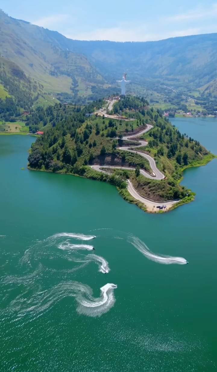 The world’s largest Christstatue. You find it at Lake Toba!
